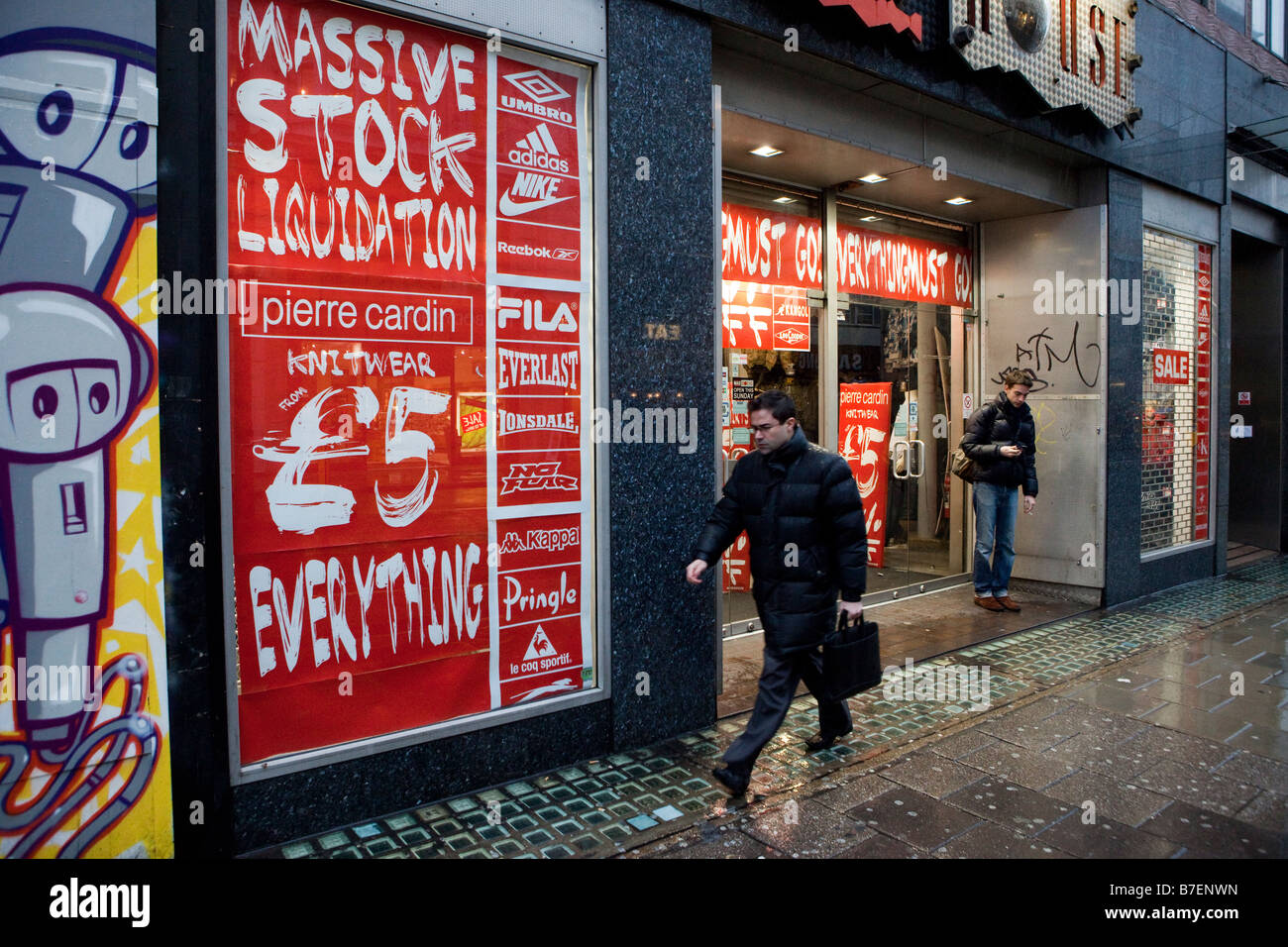 Oxford Street, Londra. I negozi offrono sconti pesante per incoraggiare le persone a comprare le loro merci a causa della grave recessione nel 2009 Foto Stock
