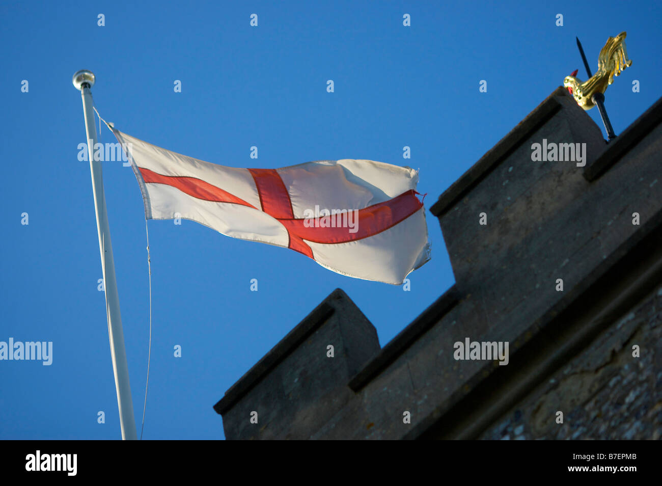 St Georges battenti bandiera sulla cima di un inglese Chiesa torre Foto Stock