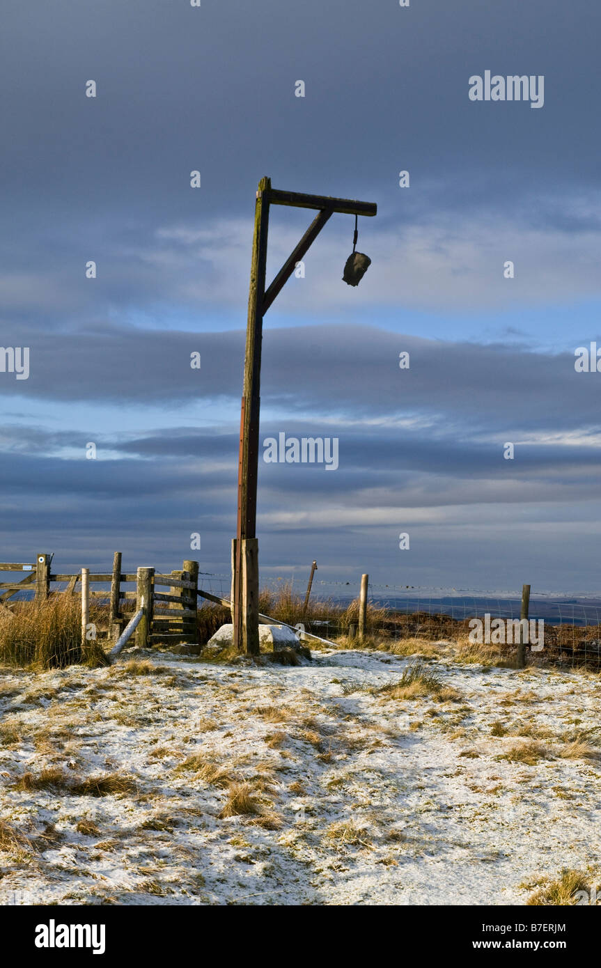 dh Steng Cross TYNEDALE NORTHUMBRIA Winters Gibbet monumento solitario brughiera pena di morte gallows noose northumberland elsdon Foto Stock