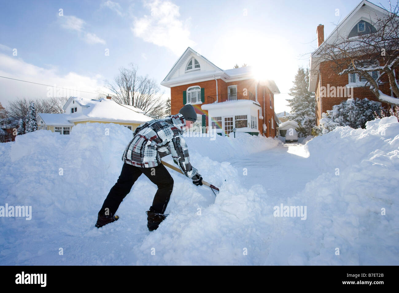 Nord America Canada Ontario boy la rimozione di neve davanti a casa con la pala Foto Stock
