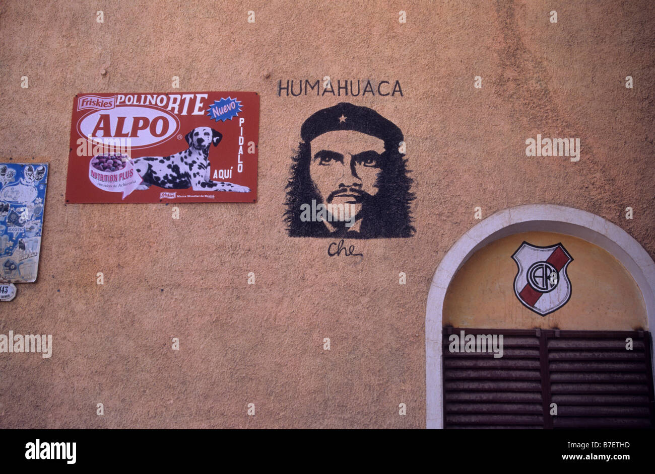 Che Guevara, badge River Plate Football Club e pubblicità di cibo per cani a parete, Humahuaca, Provincia Jujuy, Argentina Foto Stock
