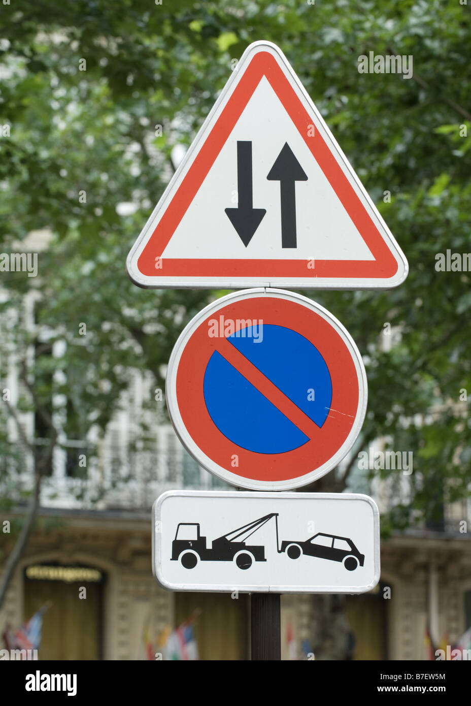 Informazioni sul traffico stradale cartelli in Parigi, Francia Foto Stock