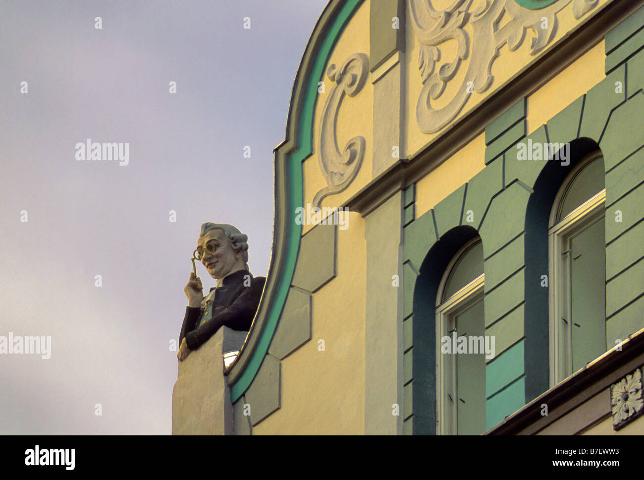 Peeping Tom figura a casa a Pikk Street nella città bassa in Tallin Estonia Foto Stock