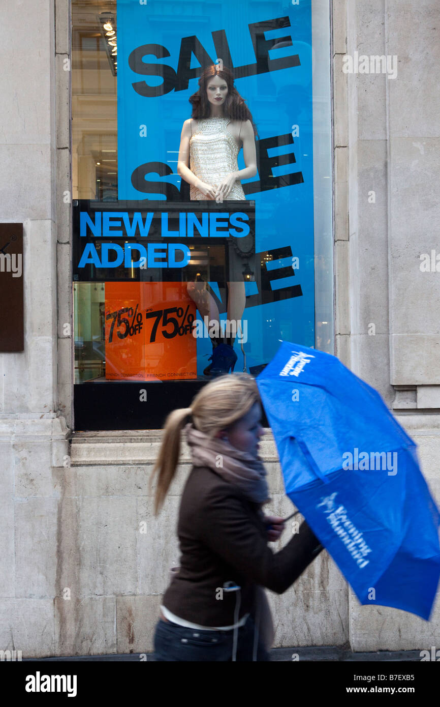 Oxford Street, Londra. I negozi offrono sconti pesante per incoraggiare le persone a comprare le loro merci a causa della grave recessione nel 2009 Foto Stock