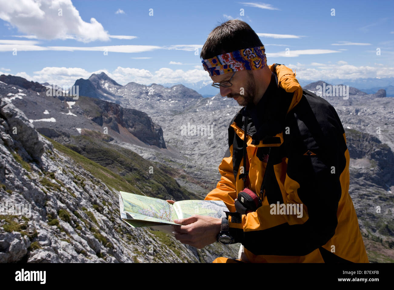 Persone di mezza età escursionista cerca sulla mappa vicino Koenigssee sulle Alpi di Berchtesgaden Germania Agosto 2008 Foto Stock