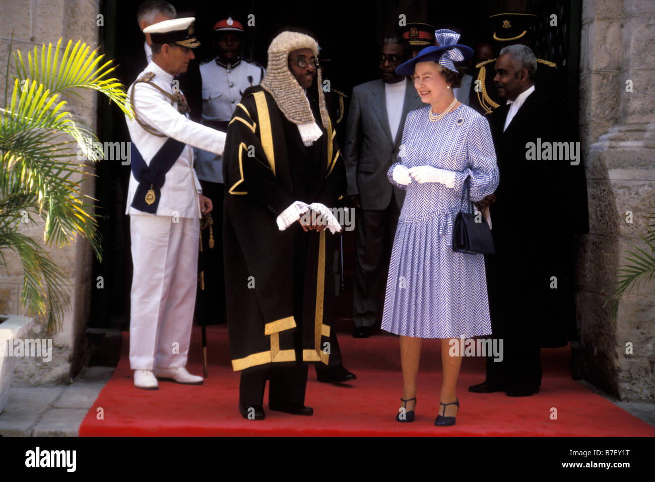 Una regina Elisabetta II e il principe Filippo sorridenti accompagnati dal Presidente della Camera, Lawson Weekes, Barbados Parlamento. Foto Stock