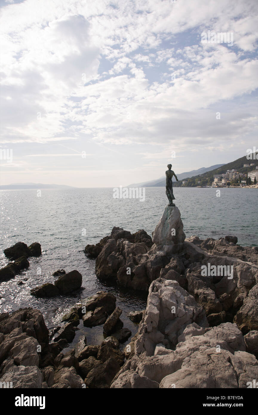 'Maiden con il gabbiano", la statua della ragazza che guarda al mare sul promontorio di Opatija, Croazia Foto Stock