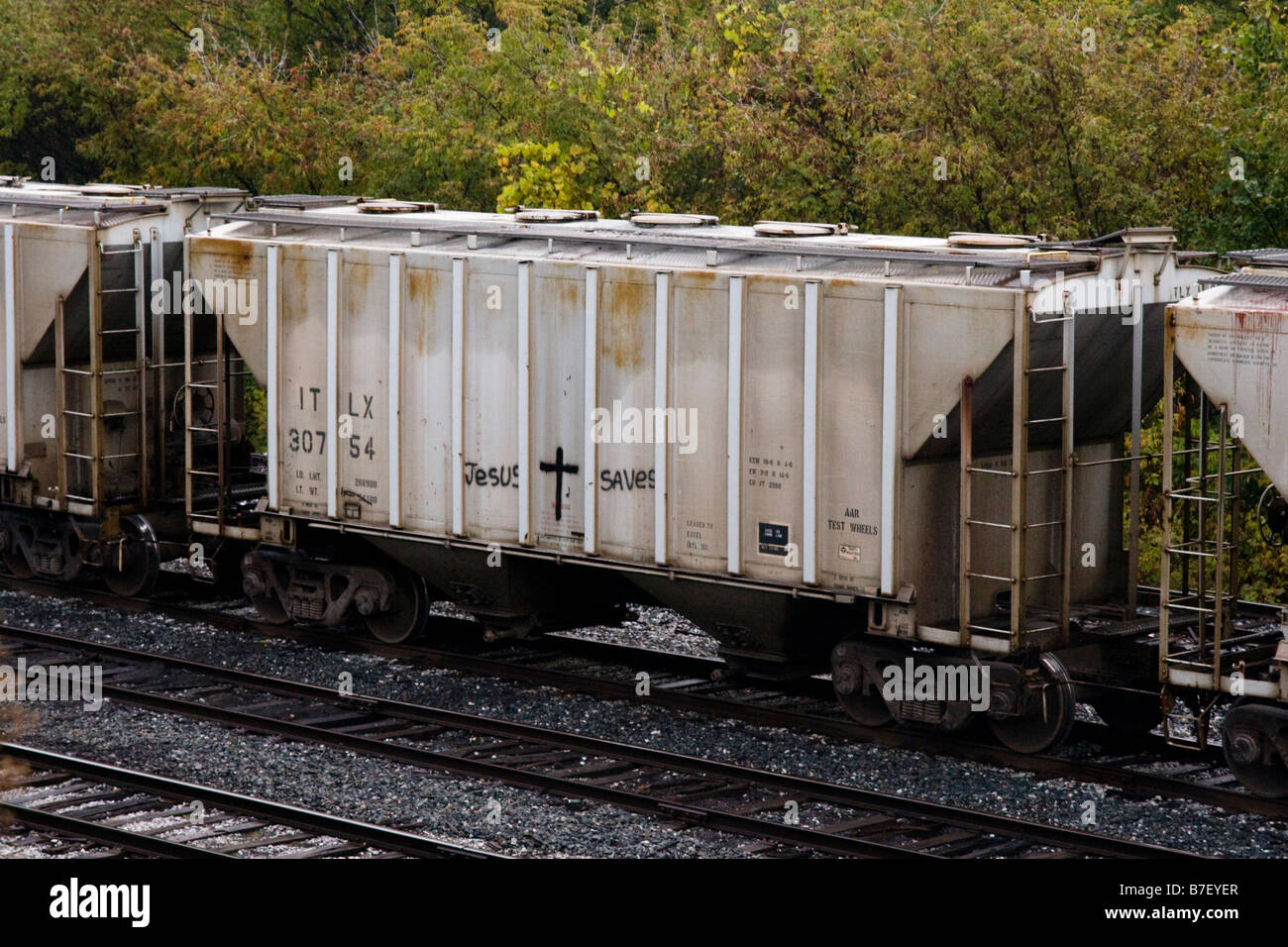 Tramoggia coperto rampa auto parcheggiate in cantiere ferroviario a White River Junction Vermont VT Stati Uniti d'America Foto Stock