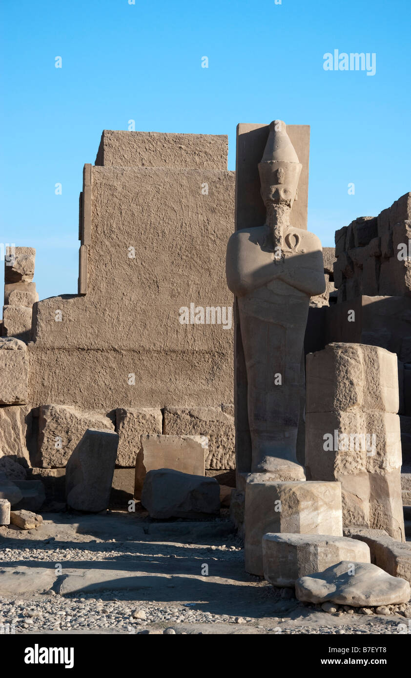 Statua del dio egizio Amon Tempio di Karnak Foto Stock