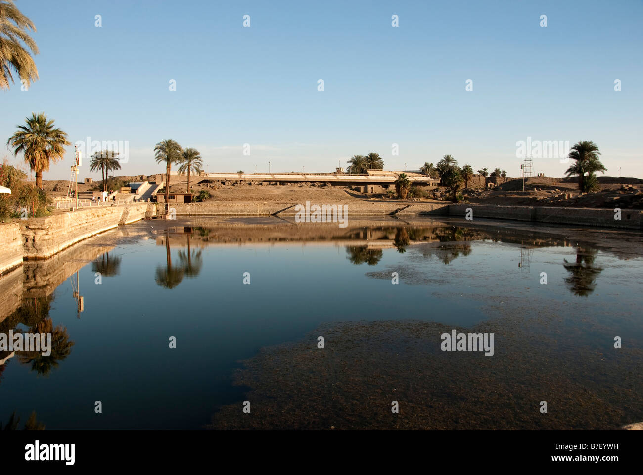 Il lago sacro tempio di Karnak Foto Stock