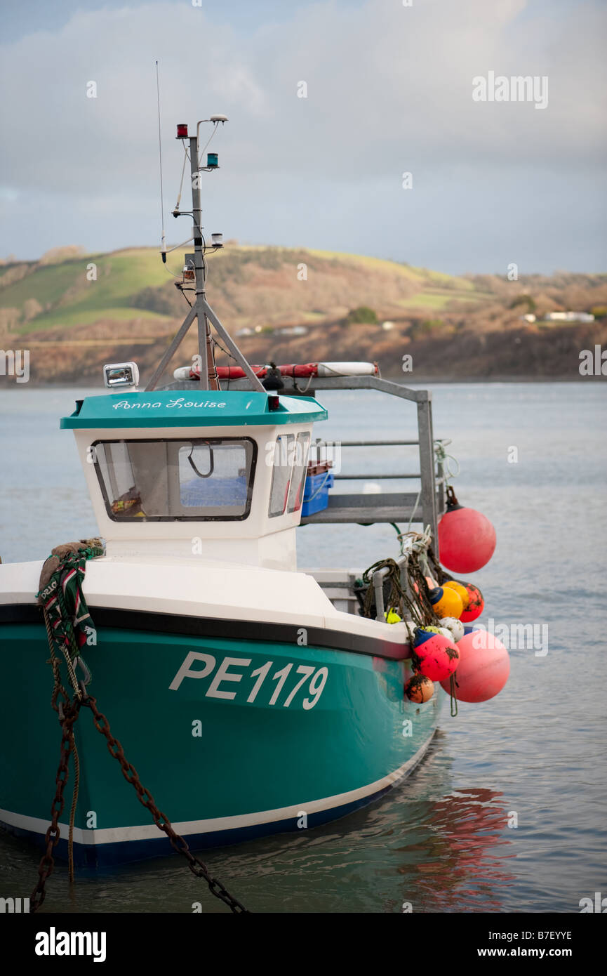 Una piccola pesca costiera locale barca ormeggiata in porto a New Quay Ceredigion West Wales UK Foto Stock