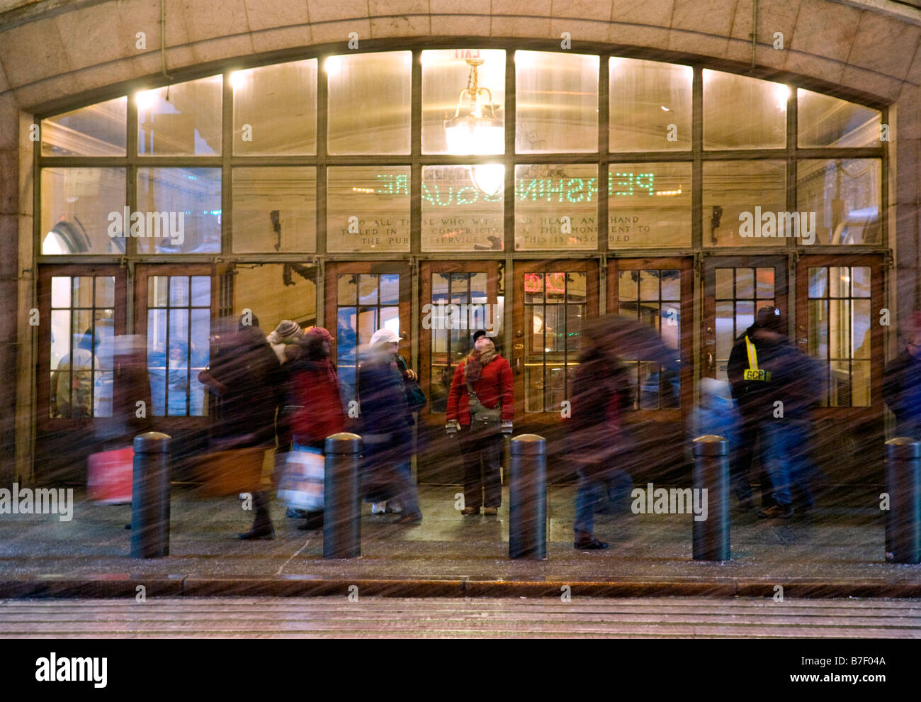 Pendolari in New York City sfidando una tempesta di grandine al di fuori del Grand Central Terminal Foto Stock