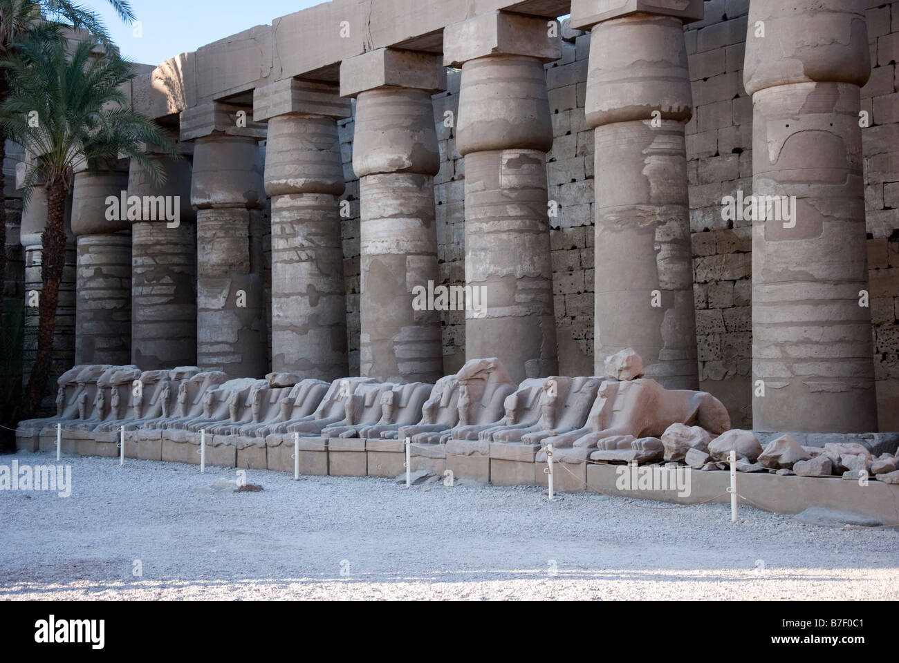 Colonnato di pietra arenaria Tempio di Karnak Foto Stock
