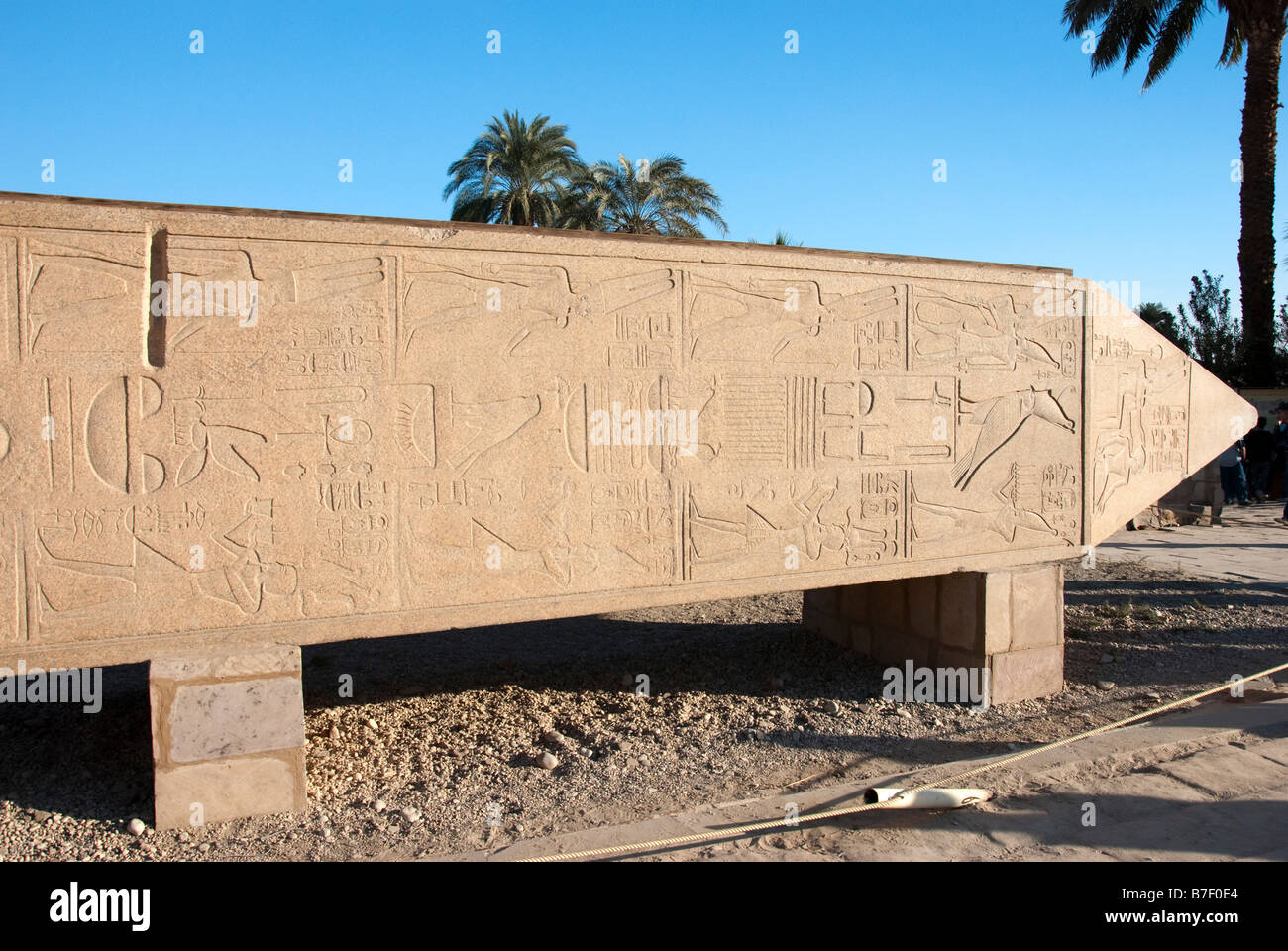 Obelisco rovesciato Tempio di Karnak Egitto Foto Stock