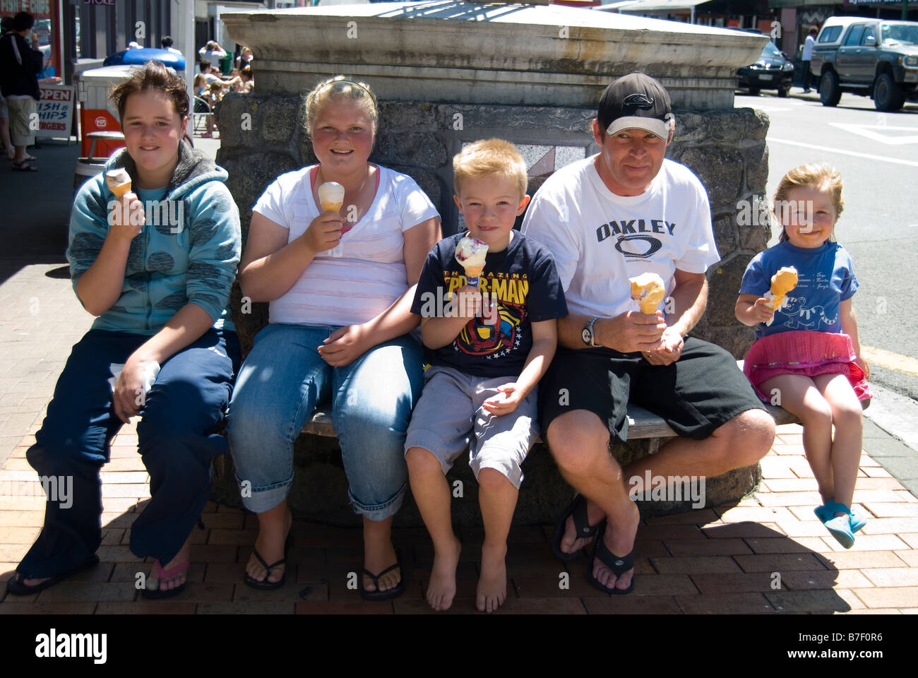 Famiglia mangiare gelati, London Street, Lyttelton, Penisola di Banks, Canterbury, Nuova Zelanda Foto Stock