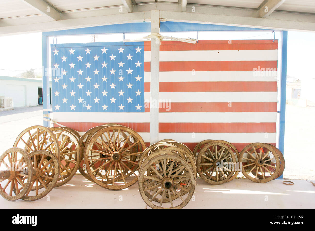 Ruote di carri con un gigante g bandiera americana US a sud-ovest Foto Stock