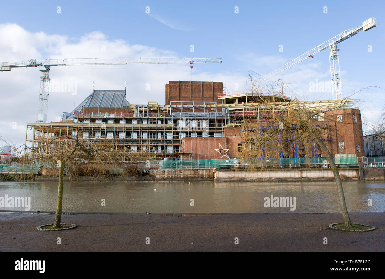 Il Royal Shakespeare Theatre e lo Swan Theatre visto attraverso il fiume Avon a Stratford -Upon-Avon, Inghilterra. Foto Stock