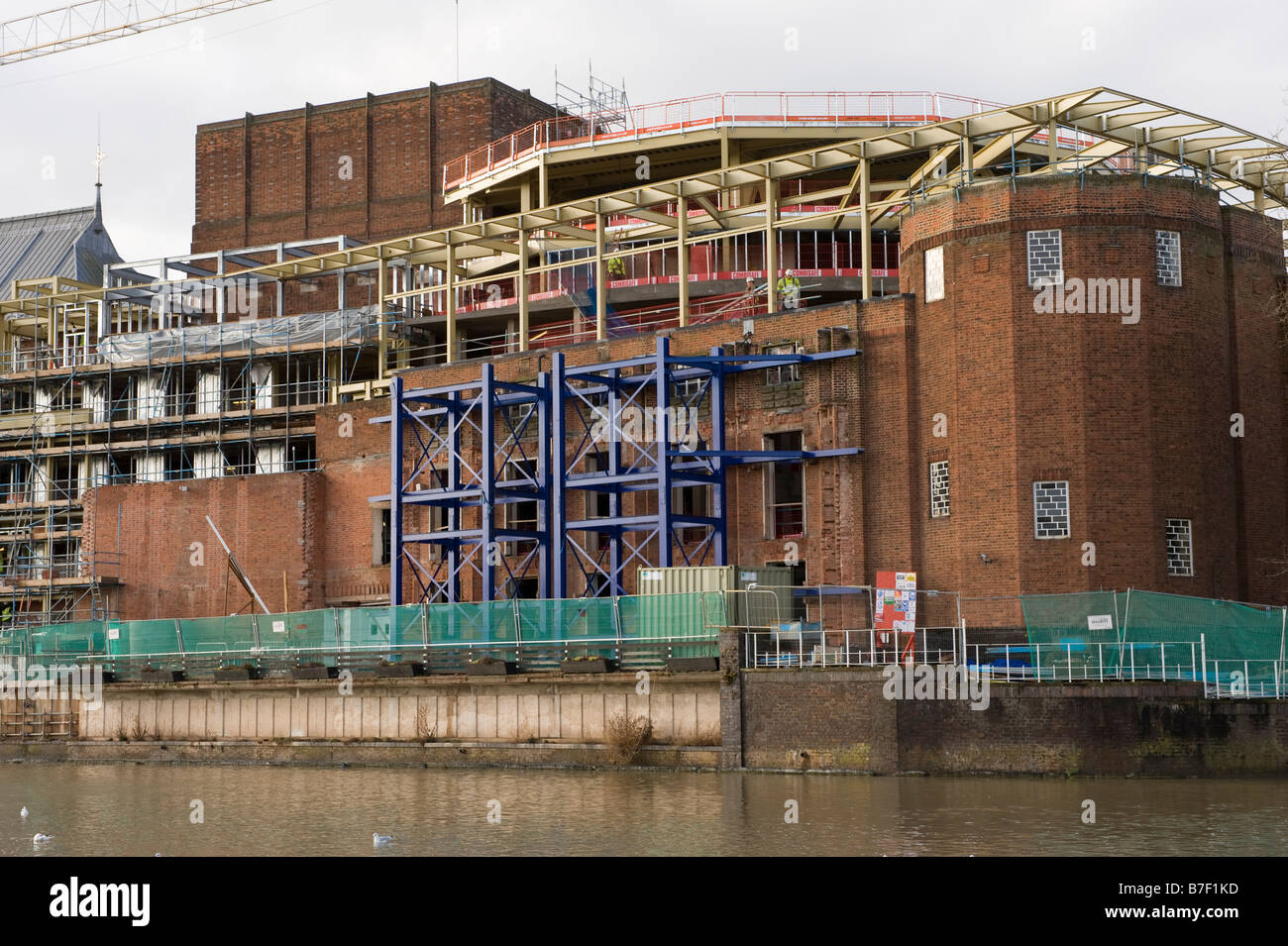 Il Royal Shakespeare Theatre e lo Swan Theatre visto attraverso il fiume Avon a Stratford -Upon-Avon, Inghilterra. Foto Stock