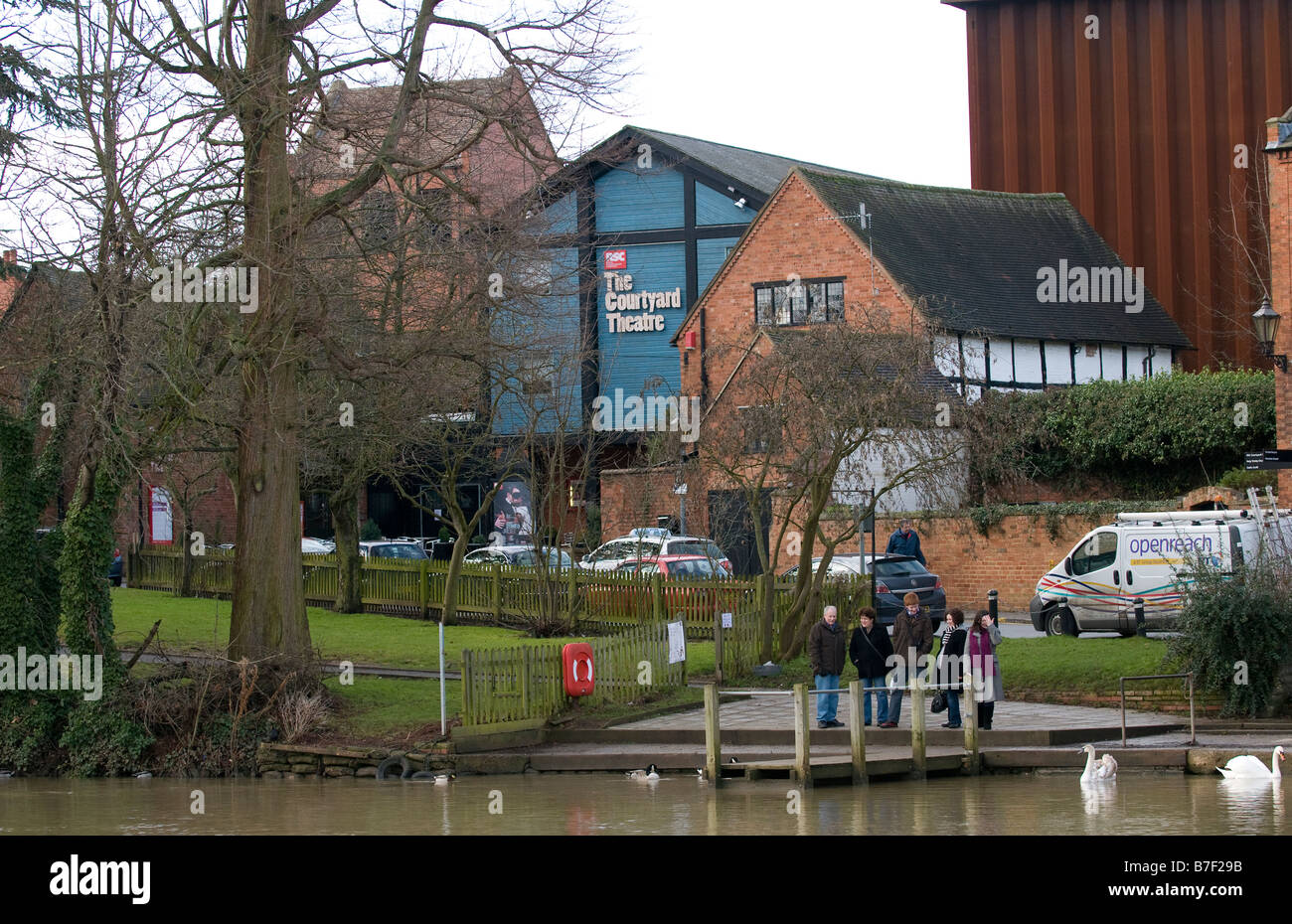 Il Courtyard Theatre vista lungo il fiume Avon a Stratford-su-Avon. Il cortile è la corrente le case di RSC. Foto Stock