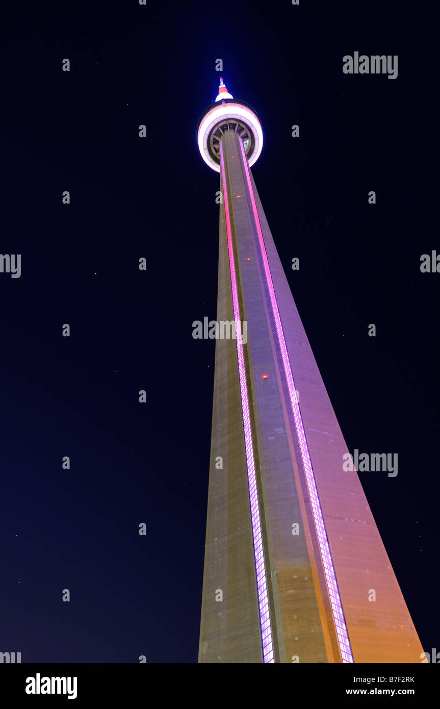 Luci rosa sul Toronto CN Tower di notte con un cielo stellato Foto Stock