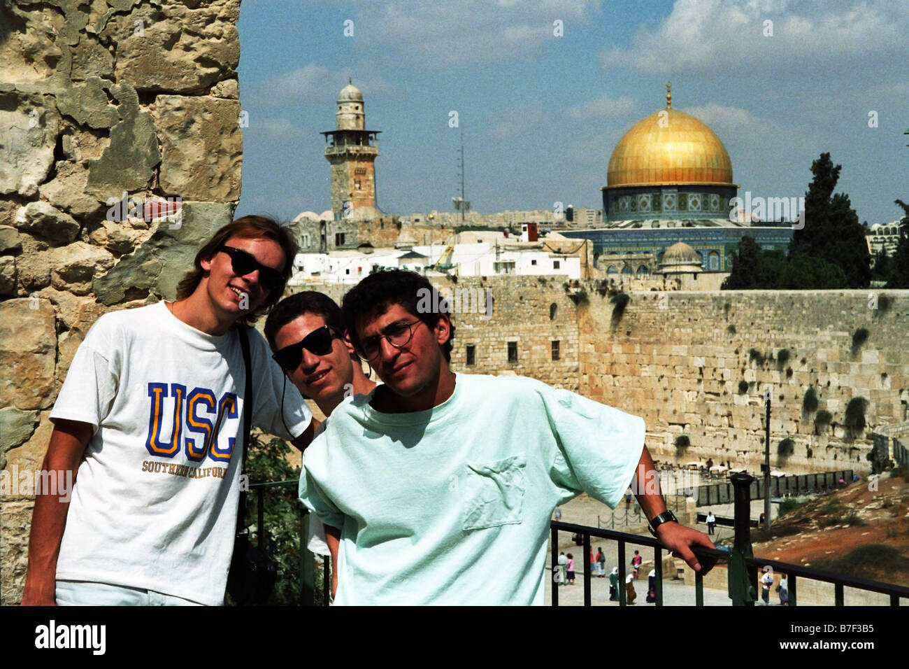 Tre viaggiatori pongono di fronte al muro occidentale e la splendida Cupola della roccia a Gerusalemme. Foto Stock