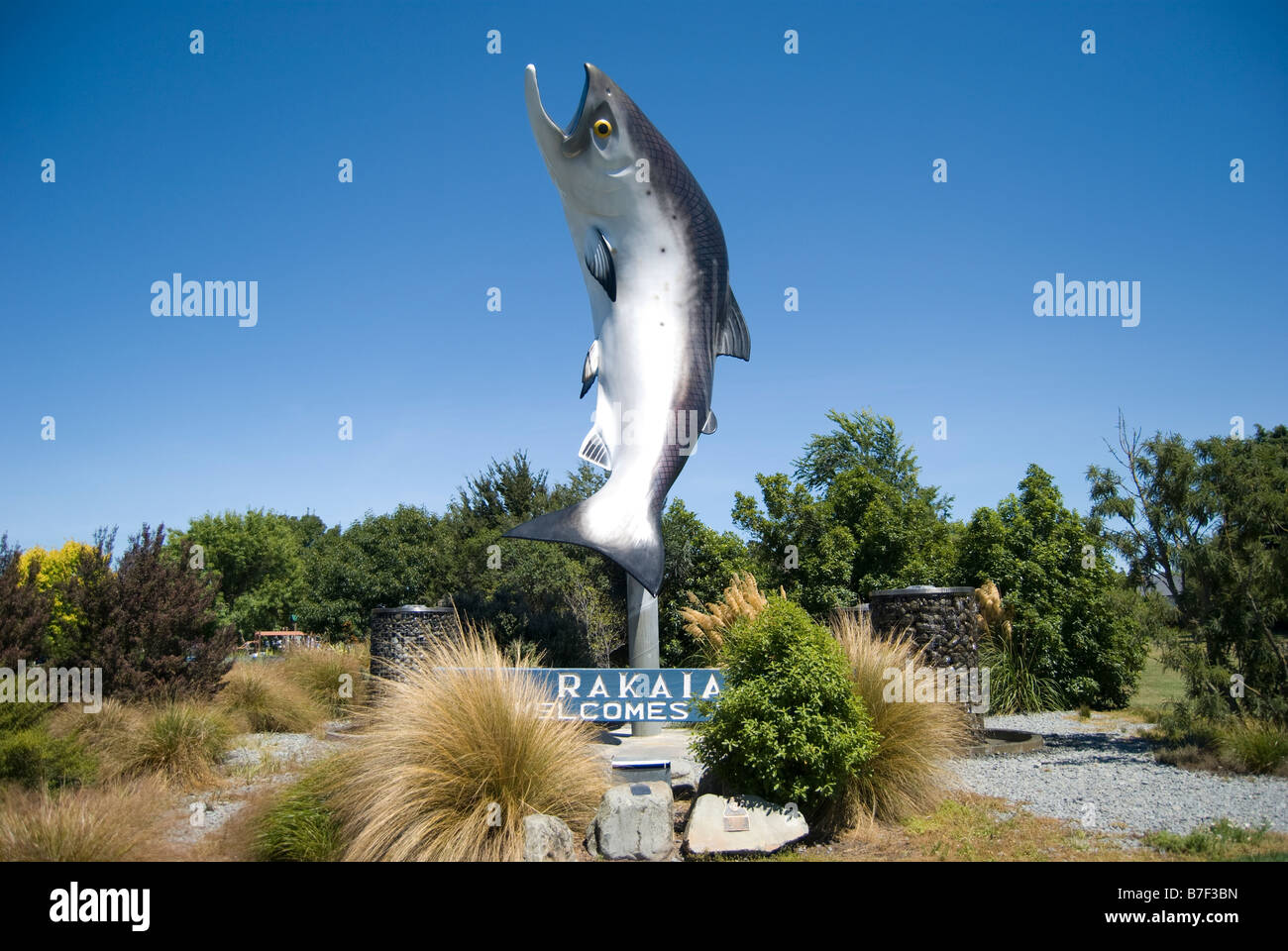 La grande "salmone' segno di benvenuto, Rakaia, Ashburton District, Canterbury, Nuova Zelanda Foto Stock