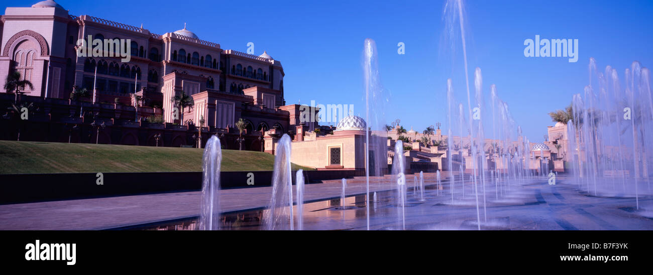 Vista panoramica delle fontane di acqua nella parte anteriore di Abu Dhabi le sette stelle, Emirates Palace. Foto Stock
