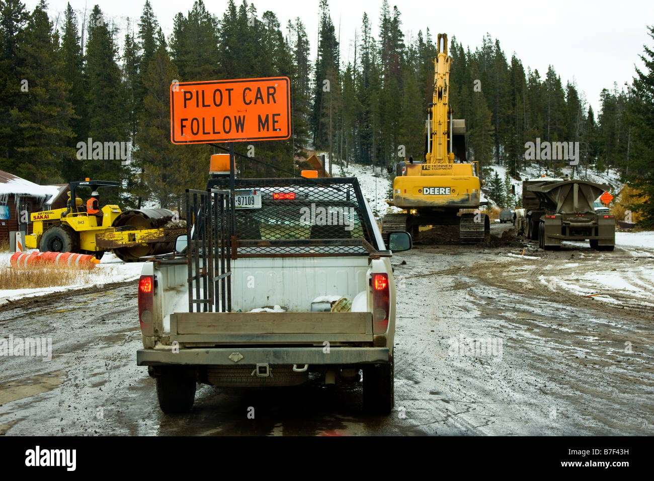 Una vettura pilota (carrello), portante una vettura pilota follow me segno, conduce il traffico attraverso la zona di costruzione a Yellowstone. Foto Stock