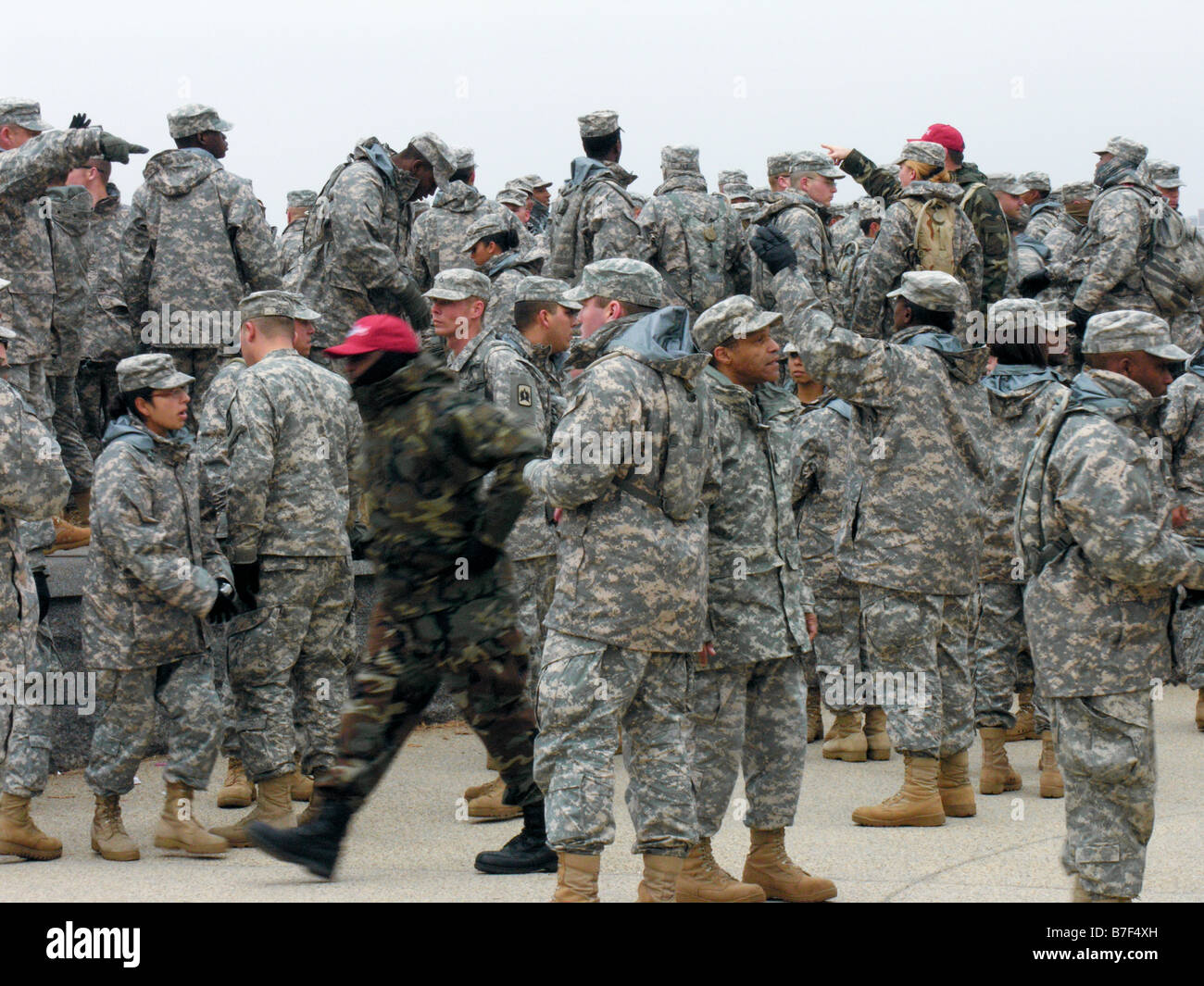 I soldati americani si sono riuniti per la folla dovere di controllo durante le manifestazioni di inaugurazione di Barack Obama a Washington DC. Foto Stock