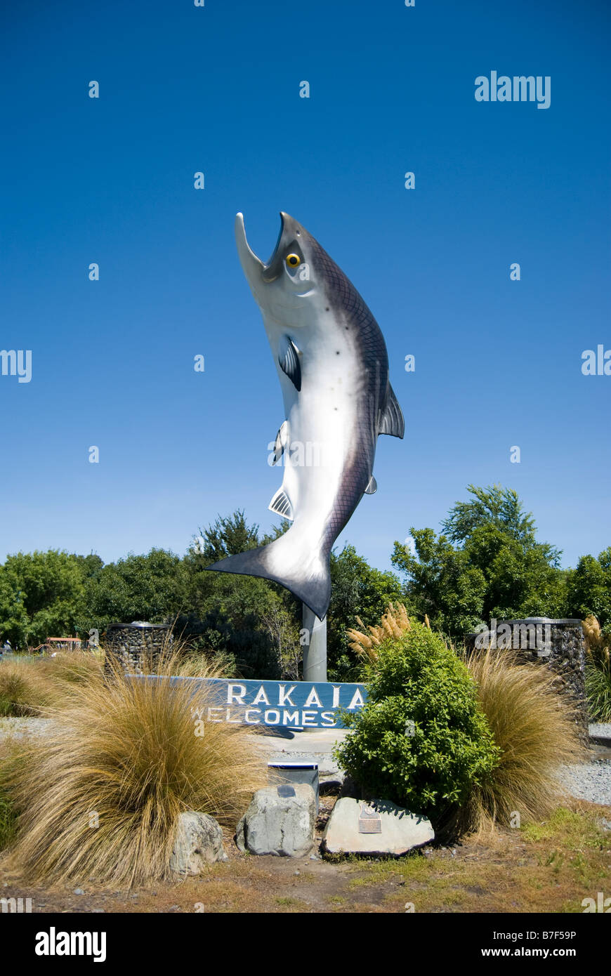 La grande "salmone' segno di benvenuto, Rakaia, Ashburton District, Canterbury, Nuova Zelanda Foto Stock