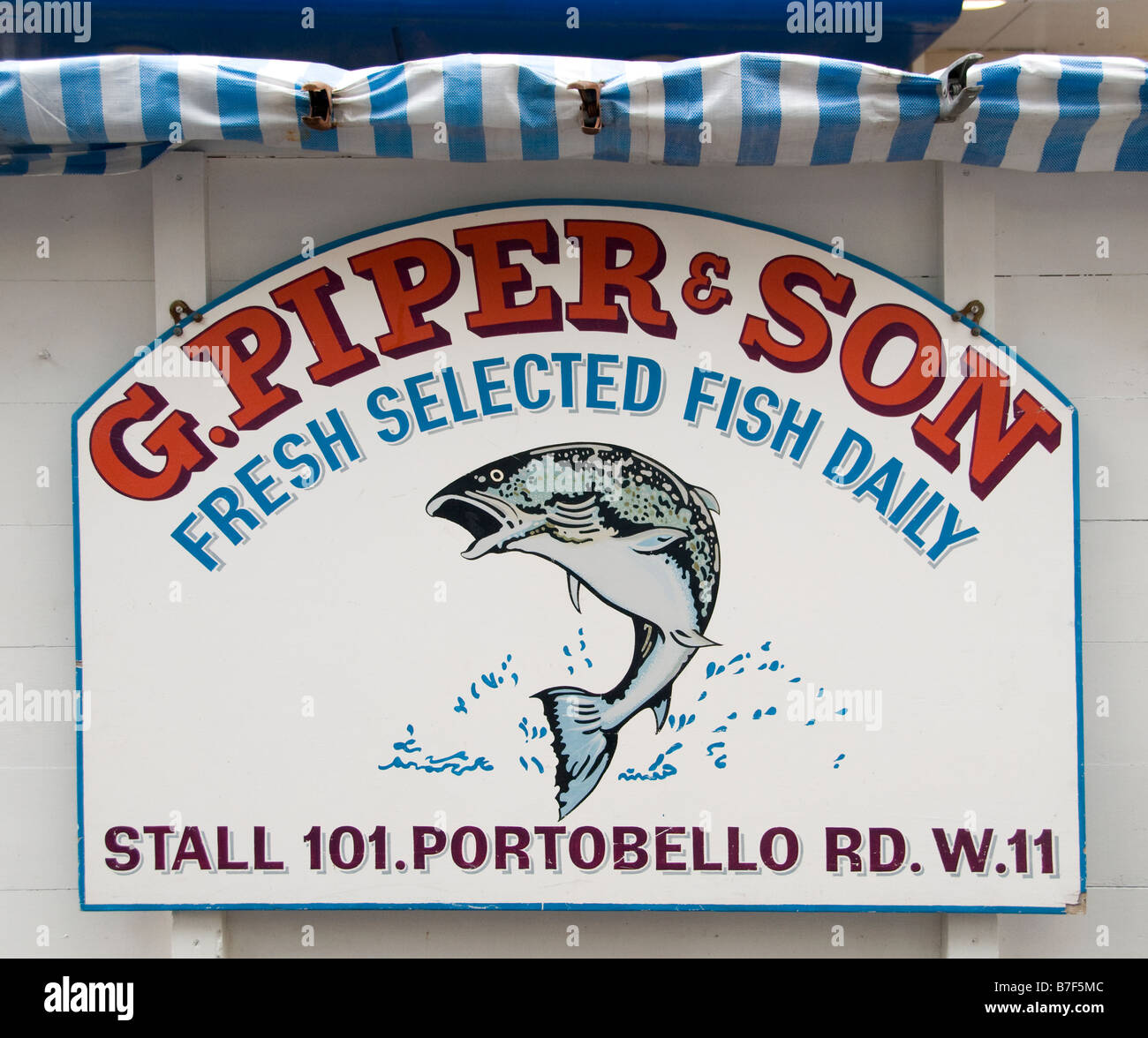 Mercato di Portobello Road a Notting Hill Fish Monger G Piper e figlio Foto Stock