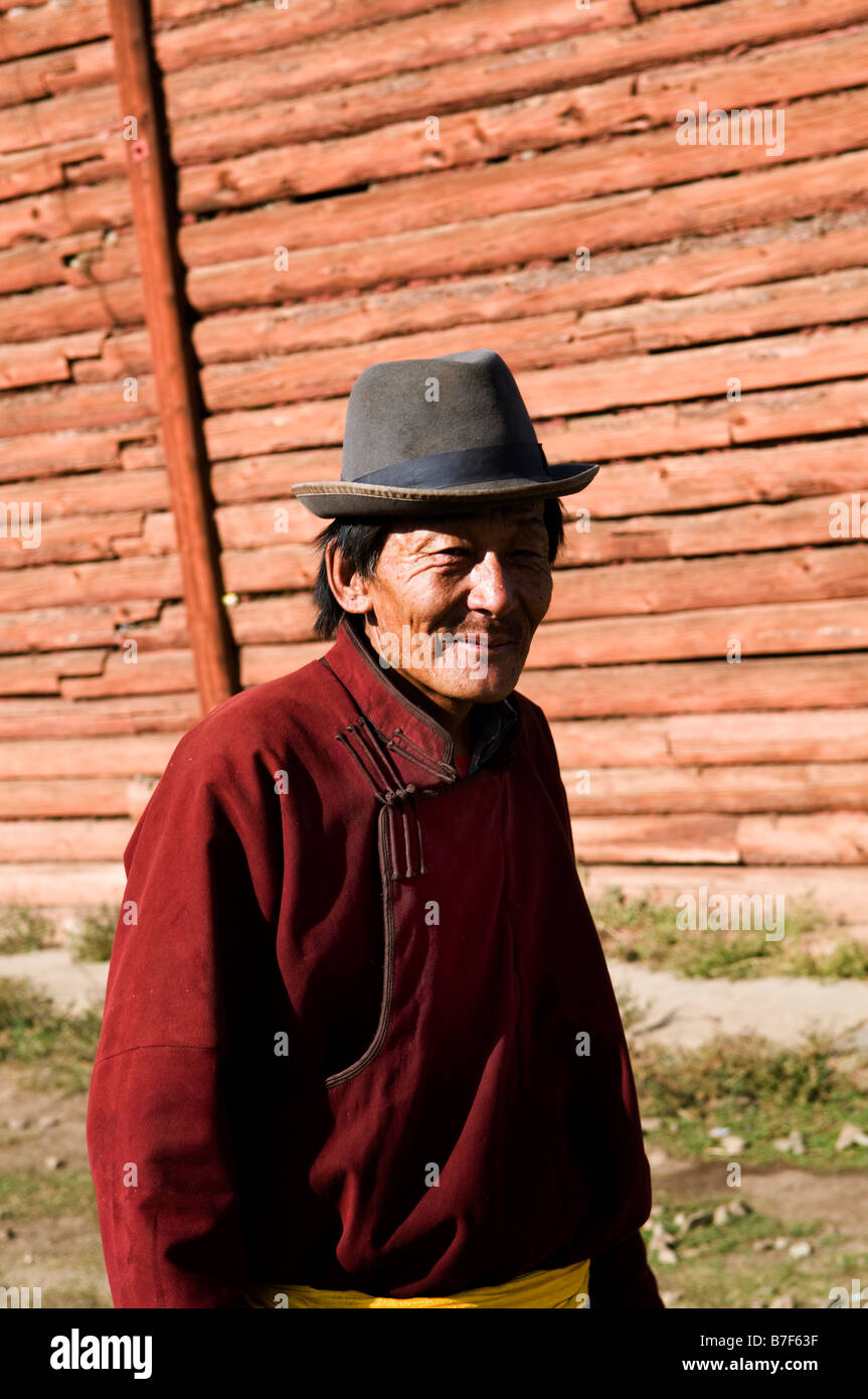 Ritratto di Mongolian uomo vestito nel suo abito tradizionale. Foto Stock