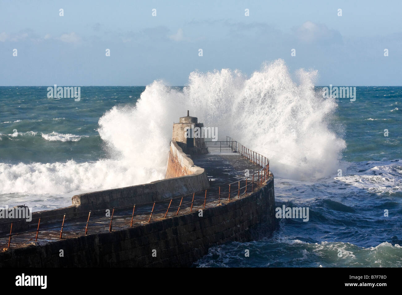 Onde guidati da una forte nord ovest pound nel porto Portreath Foto Stock