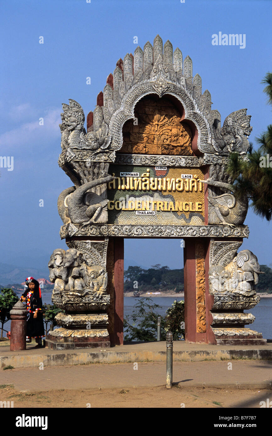 Triangolo dorato monumento, Lisu ragazza e del fiume Mekong, allo svincolo della Birmania e Laos e Thailandia, Sop Ruak, Chiang Sen, Thailandia Foto Stock