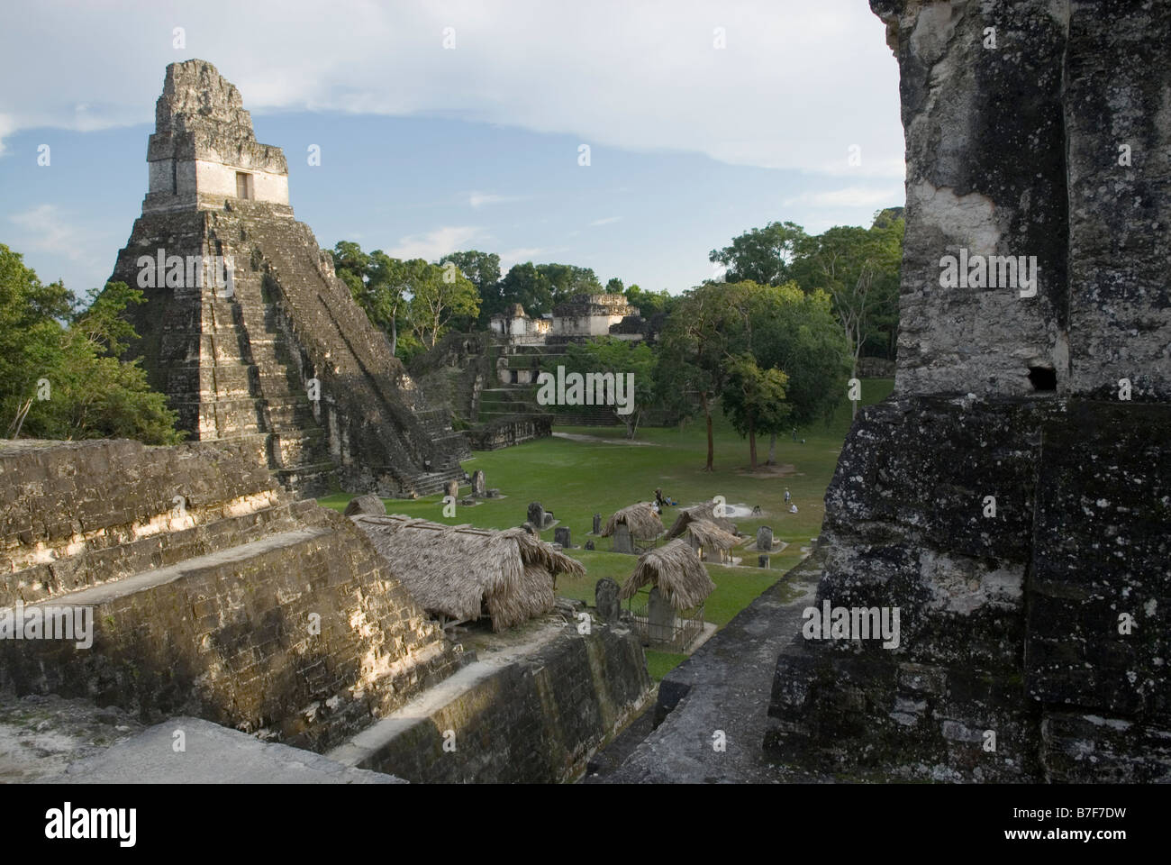 Vista del tempio che io e il 'Grand Plaza' dall'Acropoli del Norte. Tikal, Guatemala. Foto Stock