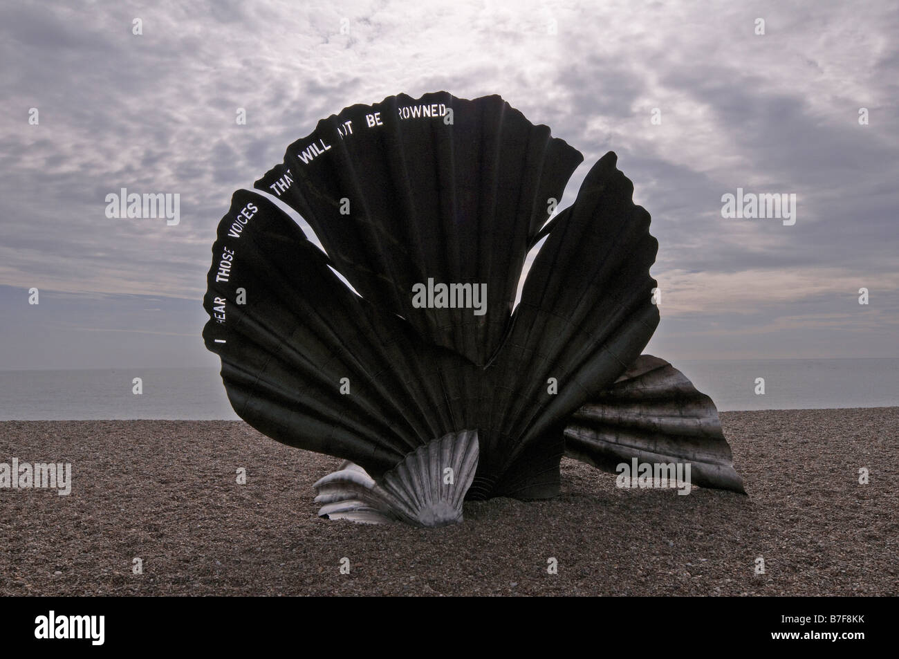 Il Maggie Hambling scultura "callop Shell' sulla spiaggia di Aldeburgh Foto Stock