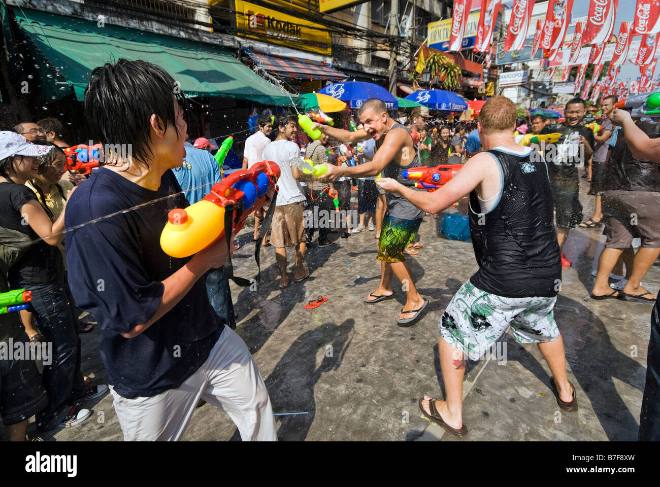 I giovani per celebrare il nuovo anno per le popolazioni Thai di Songkran su Khaosan Road, Banglamphu Bangkok in Thailandia Foto Stock