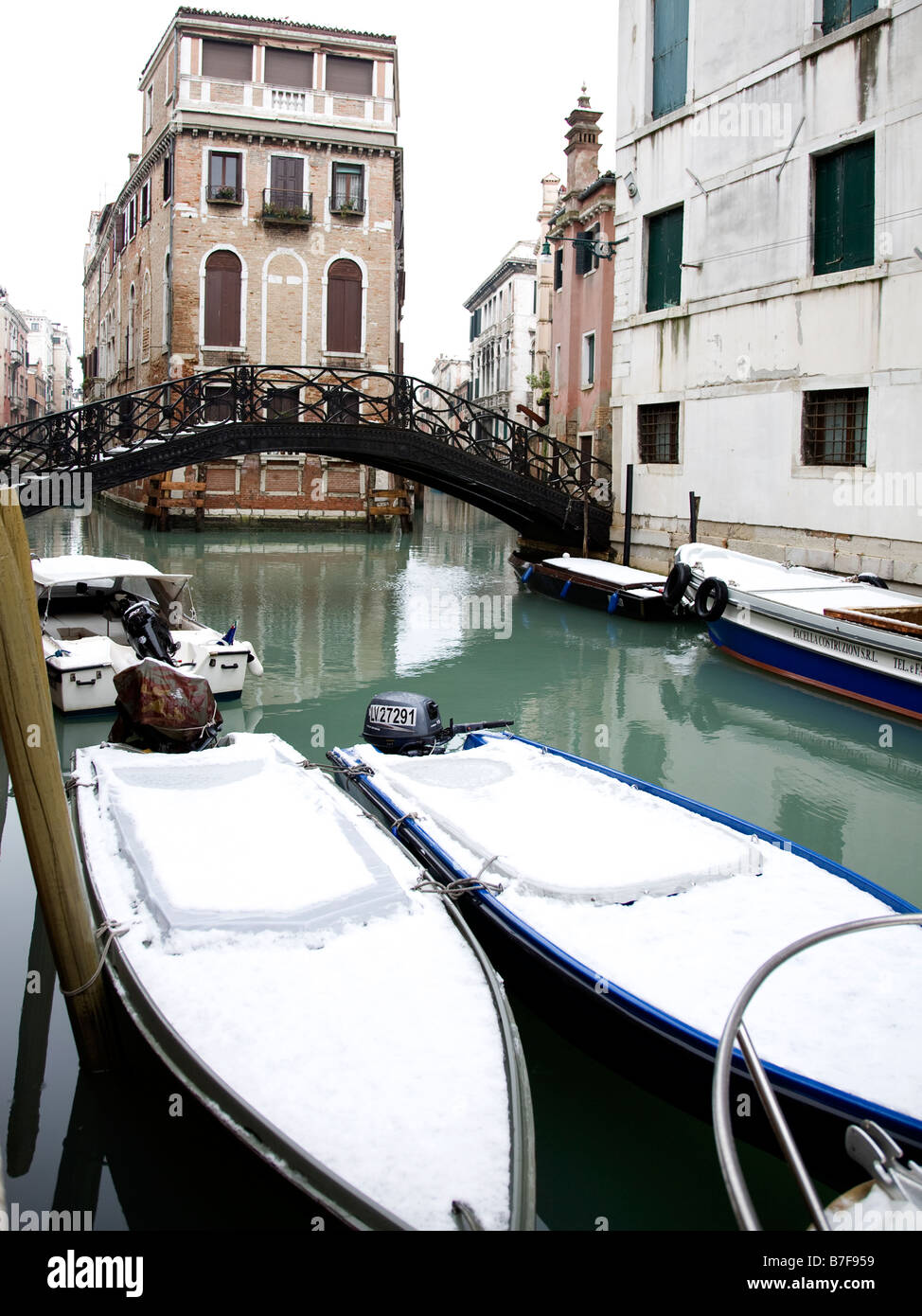 Gondole coperto di neve a Venezia inclementi condizioni meteo invernali rende gli scambi turistici difficile Foto Stock