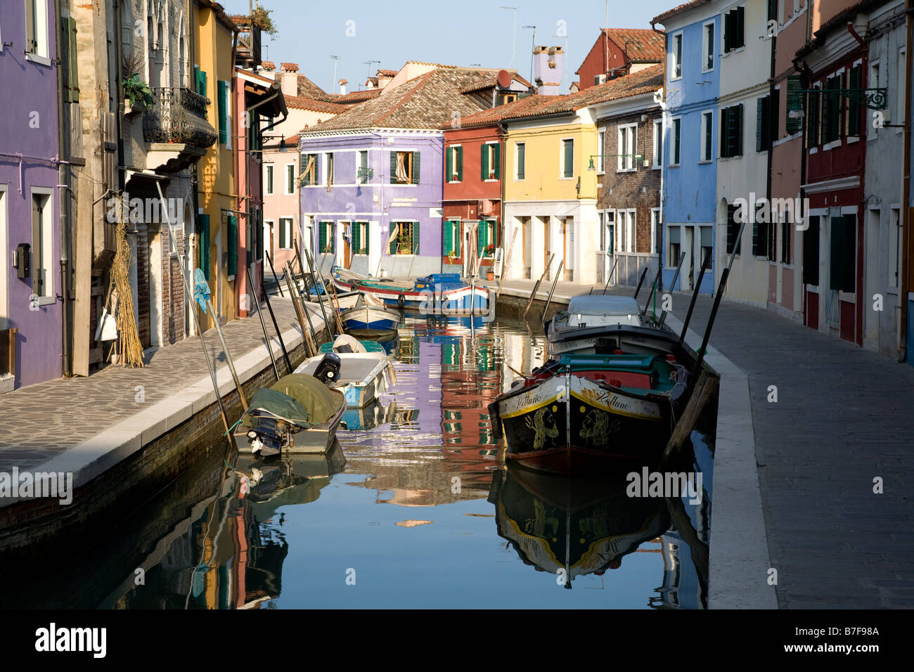Un canale nel insland di Borana fuori Venezia, Italia Foto Stock