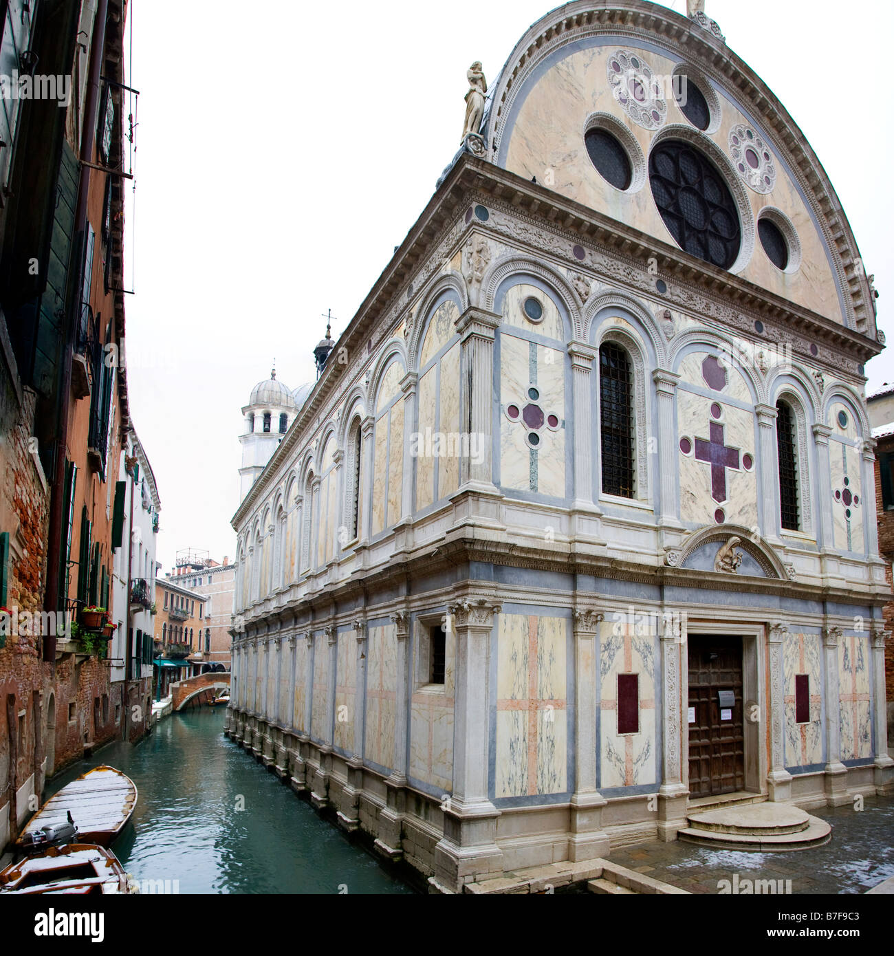 La chiesa di Santa Maria dei Miracoli a Venezia, Italia, girato poco dopo una caduta di neve Foto Stock