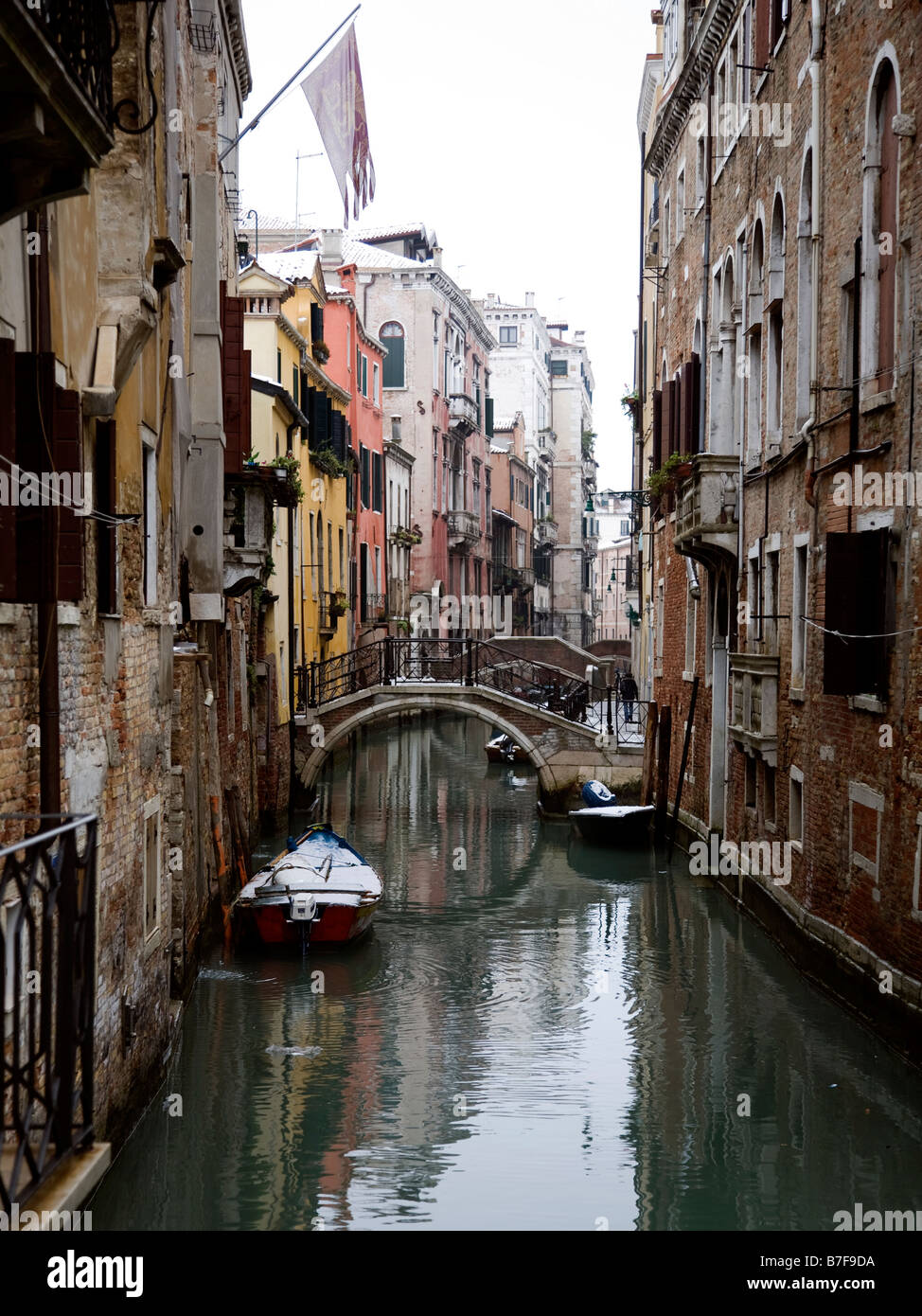 Canali di neve a Venezia. Inclemente inverno meteo rende gli scambi turistici difficile Foto Stock