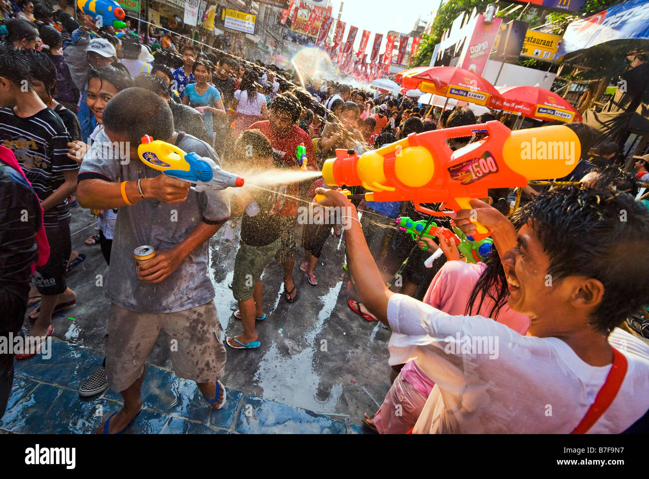 I giovani per celebrare il nuovo anno per le popolazioni Thai di Songkran su Khaosan Road, Banglamphu Bangkok in Thailandia Foto Stock