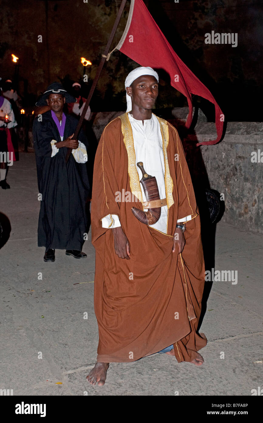 Il swahili uomo arabo in abito nazionale accoglie i turisti di notte Fort Jesus Mombasa Kenya Foto Stock