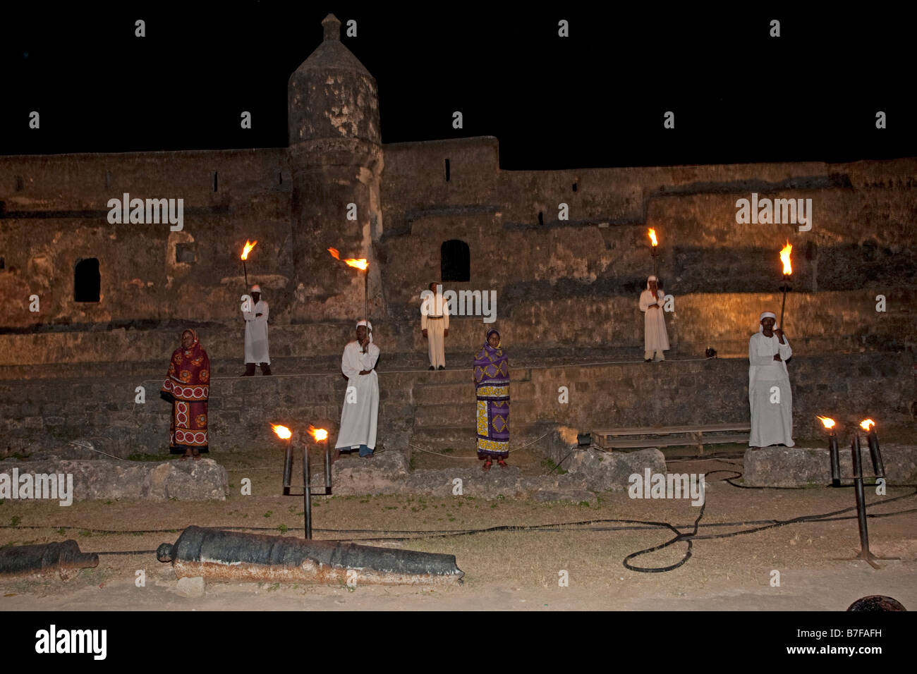 Gli uomini arabi con fiaccole in rovine spettacolo di suoni e luci di notte Fort Jesus Mombasa Kenya Foto Stock