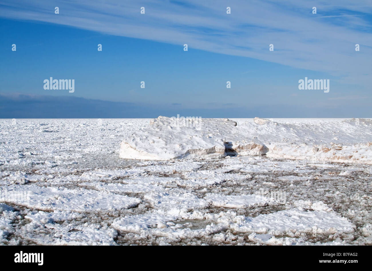 Il lago Michigan in inverno è congelata all'orizzonte Foto Stock