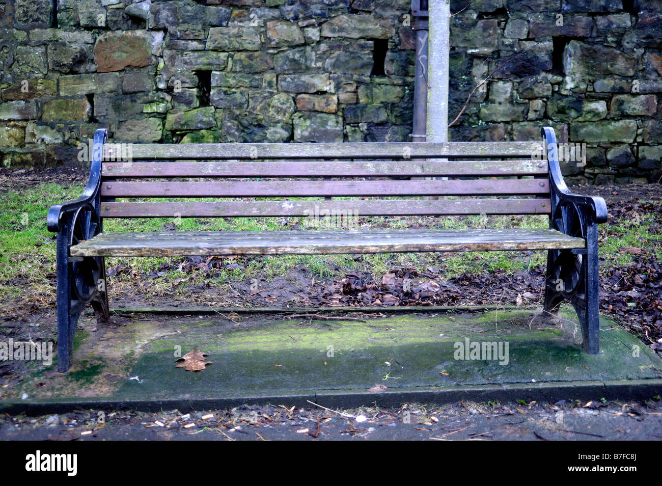 Una panchina nel parco Foto Stock