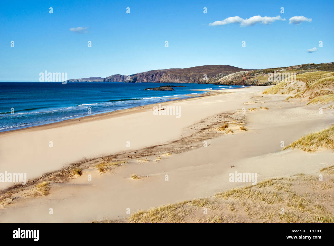 La spiaggia e le dune di Sandwood Bay Scozia che può essere raggiunto solo a piedi da Sheigra assunto quasi un giorno senza nuvole Foto Stock