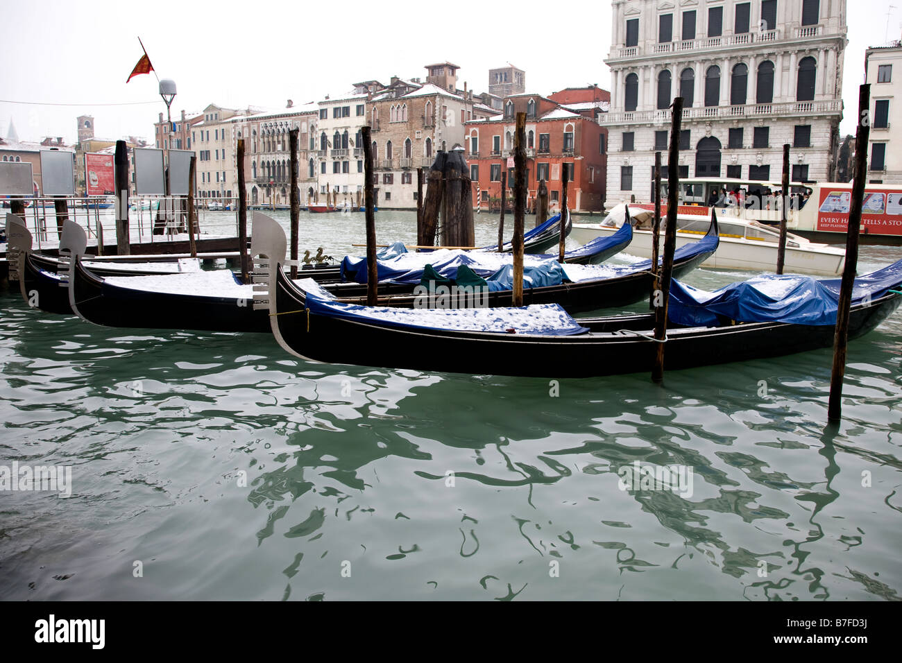 Gondole coperto di neve a Venezia. Inclemente inverno meteo rende gli scambi turistici difficile Foto Stock