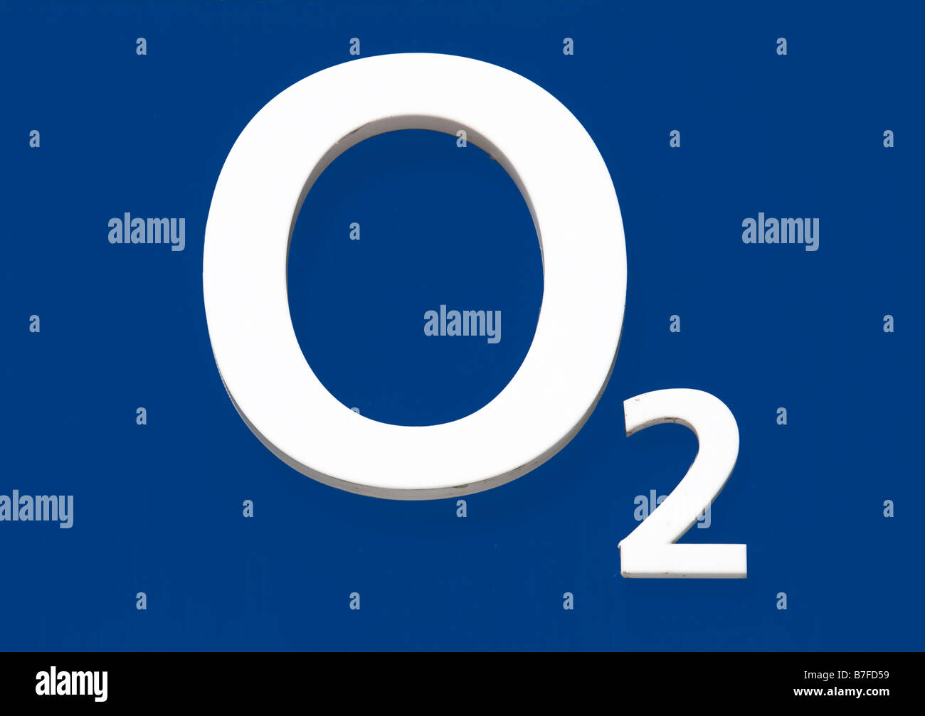 O2 segno su blu shop sfondo anteriore Germania Foto Stock