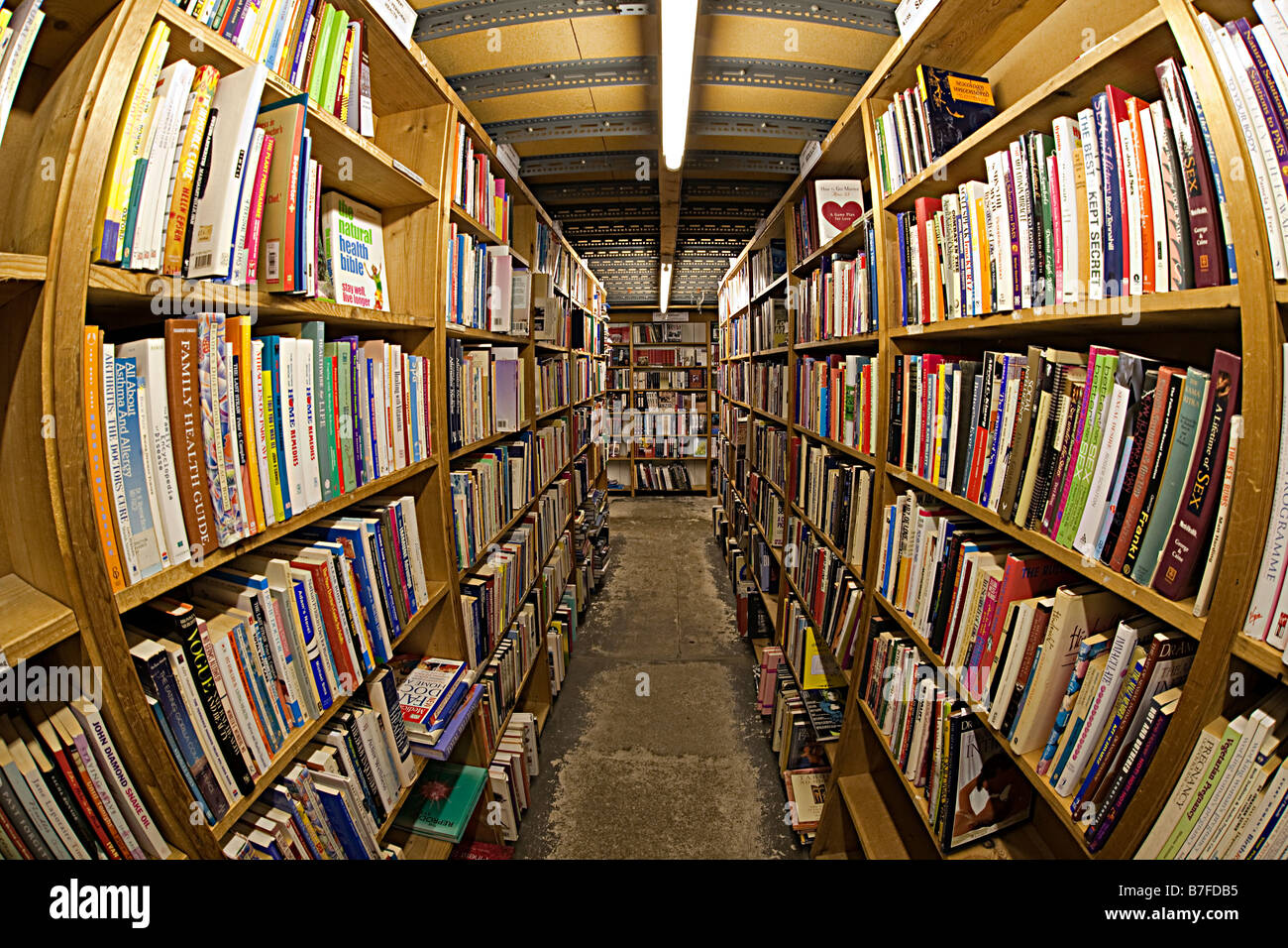 Seconda mano libri sugli scaffali in libreria Hay on Wye Regno Unito Foto  stock - Alamy